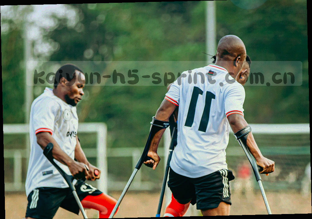 手机与笔记本电脑之间连着一束发光的数据线，表示账号数据在两端同步